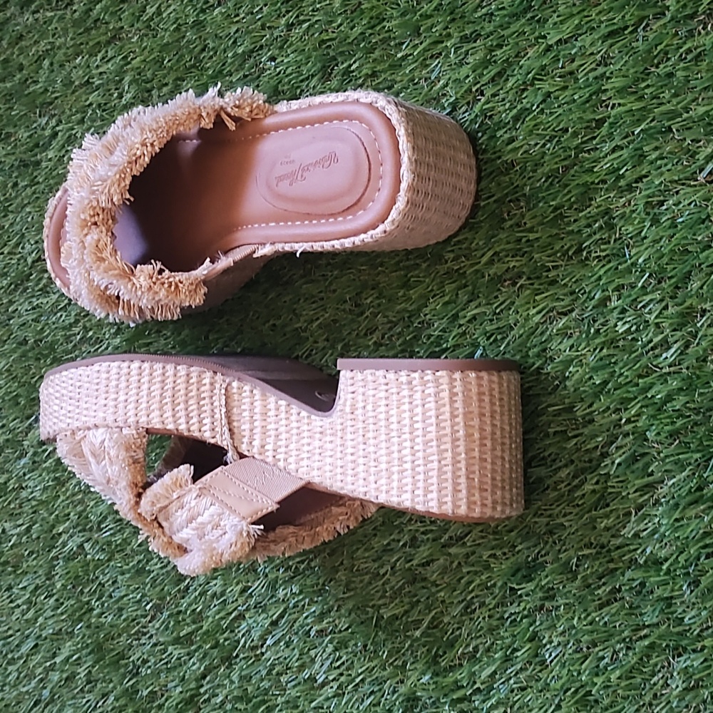 Universal Thread Sandals - Picture 3 of 4